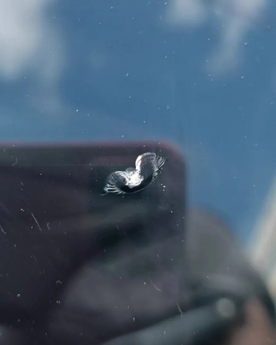 Trinca de impacto em para-brisa, vista de dentro do carro