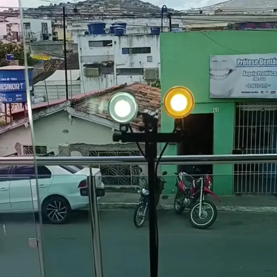 Tripé com luzes de inspeção montado ao lado de um carro