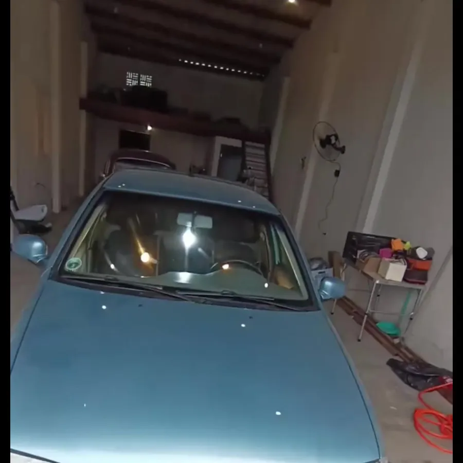 Carro dentro da oficina da Supreme, com a placa da marca